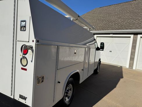 Used 2011 Chevrolet Express 3500 image 38