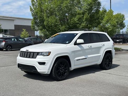 Used 2020 Jeep Grand Cherokee Altitude RWD image 3