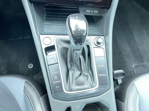 Used 2025 Volkswagen Jetta SE image 42