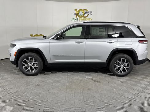 New 2025 Jeep Grand Cherokee Limited w/ Trailer Tow Package AWD/4WD image 5