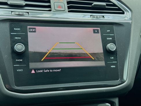 Used 2021 Volkswagen Tiguan SE image 10