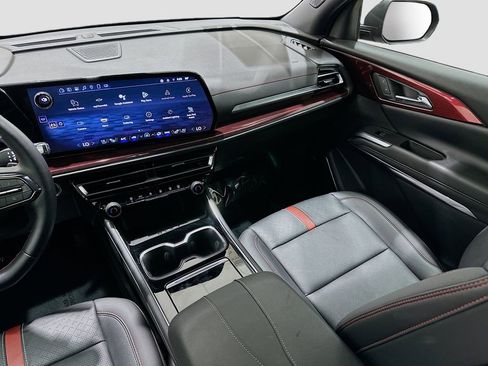 Used 2024 Chevrolet Traverse RS image 25