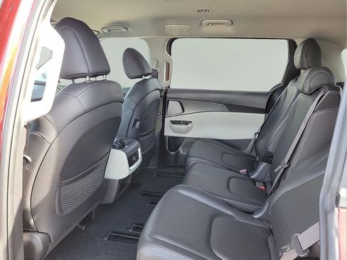 Used 2024 Kia Carnival LX image 10