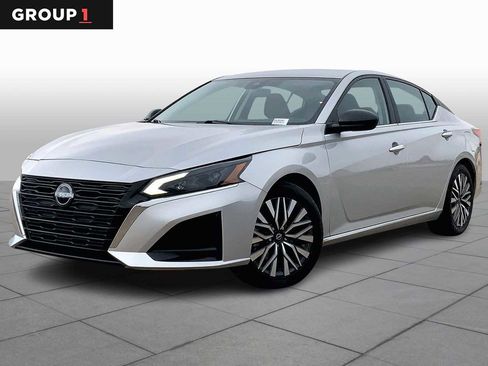 Used 2024 Nissan Altima 2.5 SV image 1