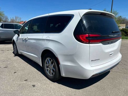 Used 2025 Chrysler Pacifica Select FWD image 7