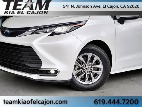 Used 2022 Toyota Sienna XLE w/ XLE Plus Package FWD image 3