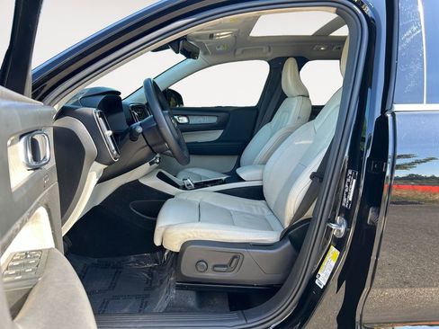 Used 2023 Volvo XC40 B5 Plus image 16