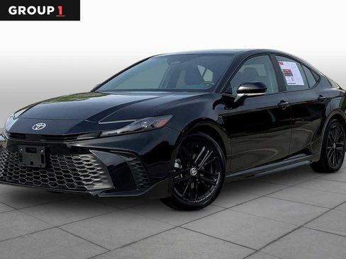 Used 2025 Toyota Camry SE image 1