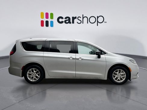 Used 2024 Chrysler Pacifica Touring-L image 6