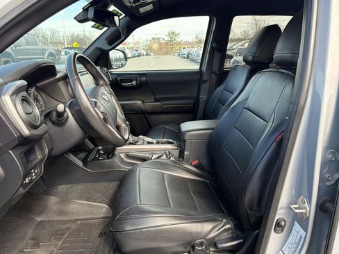 Used 2019 Toyota Tacoma TRD Off-Road w/ Technology Package image 12