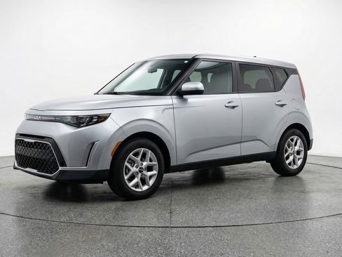 Used 2025 Kia Soul LX w/ LX Technology Package image 3