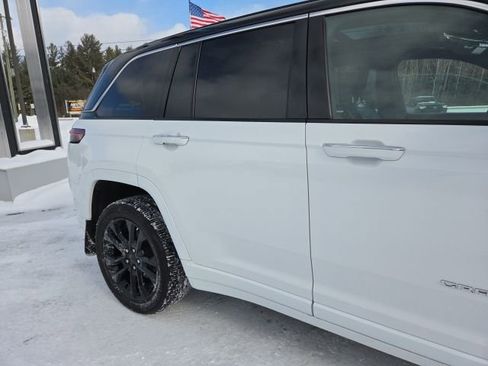 Used 2023 Jeep Grand Cherokee Overland w/ Luxury Tech Group IV image 35