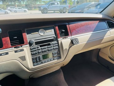Used 2004 Lincoln Town Car Ultimate RWD image 18