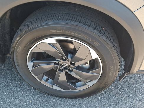 Used 2024 Nissan Rogue SV FWD image 9