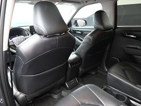 Used 2023 Toyota Highlander XLE AWD/4WD image 18