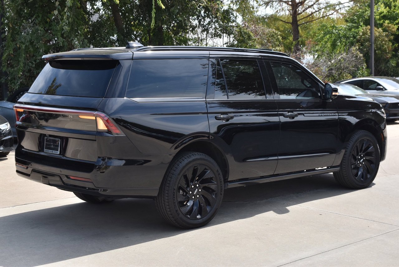 New 2026 Lincoln Navigator Reserve w/ Jet Appearance Package AWD/4WD image 6