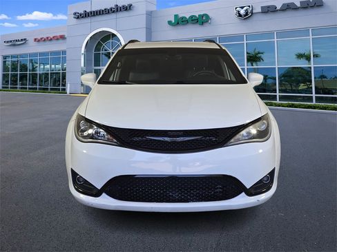 Used 2019 Chrysler Pacifica Touring-L w/ S Appearance Package image 2