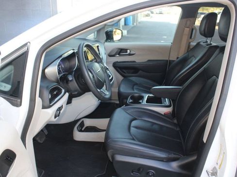 Used 2024 Chrysler Pacifica Touring-L FWD image 11