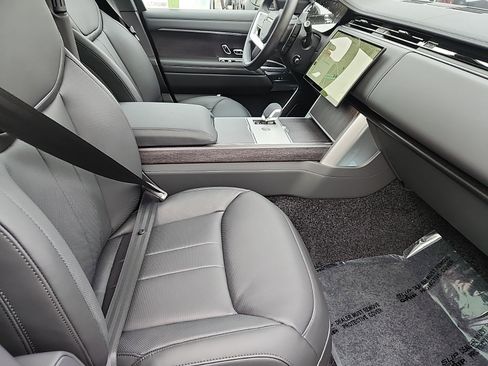 New 2025 Land Rover Range Rover SE image 3