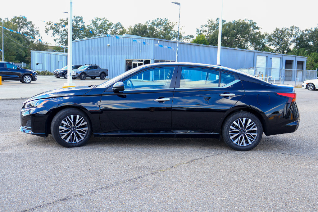 Used 2025 Nissan Altima 2.5 SV FWD image 24