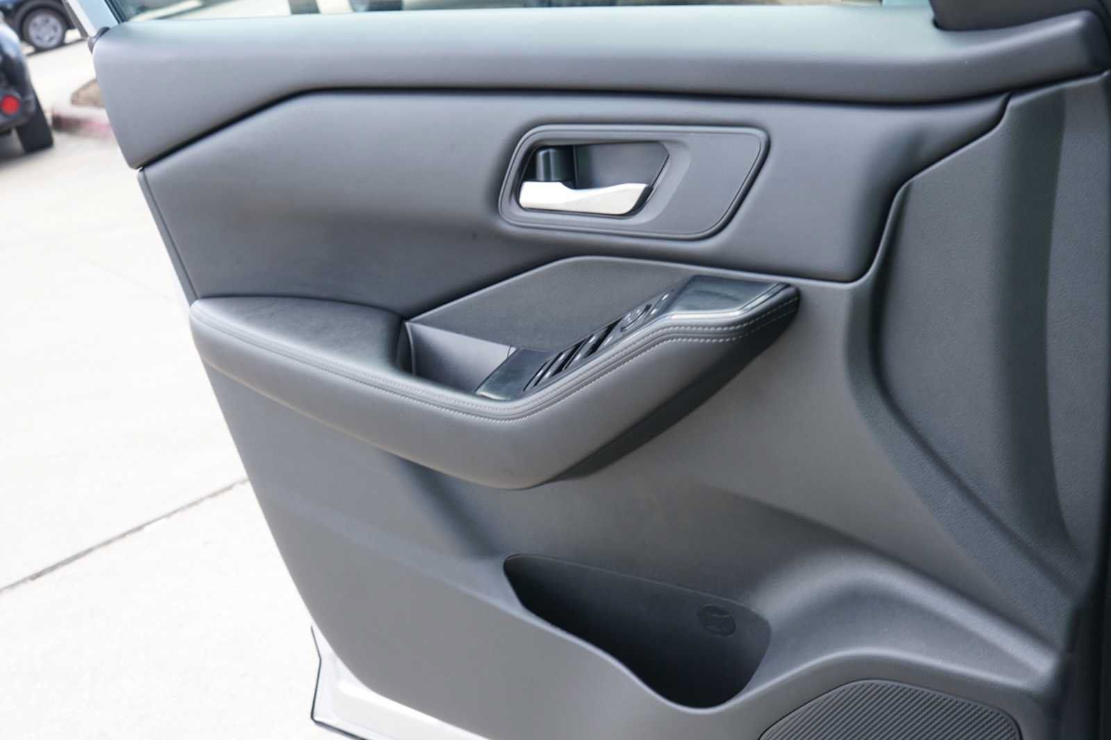 Used 2025 Nissan Rogue SV FWD image 15