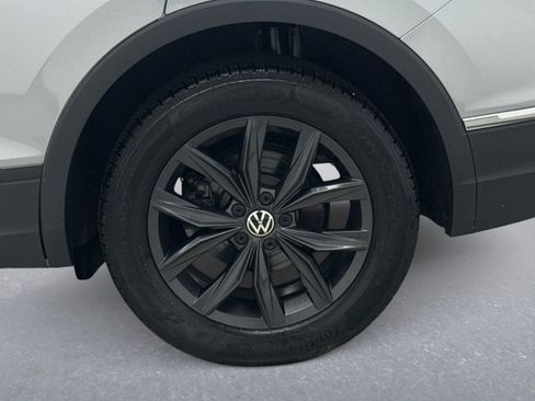 Used 2024 Volkswagen Tiguan SE AWD/4WD image 25