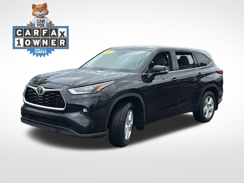 Used 2022 Toyota Highlander LE AWD/4WD image 3