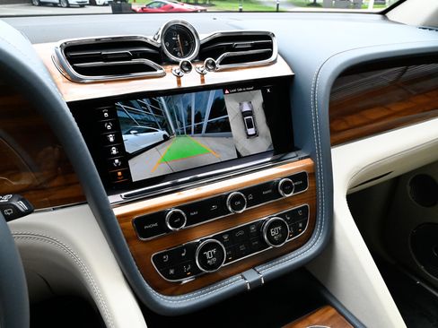 Used 2023 Bentley Bentayga AWD/4WD image 32