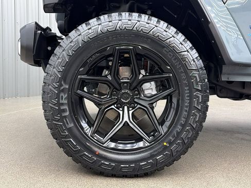 Used 2025 Jeep Wrangler Unlimited Sahara w/ Safety Group AWD/4WD image 9