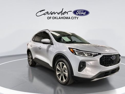 Used 2025 Ford Escape Platinum w/ Premium Technology Package image 2