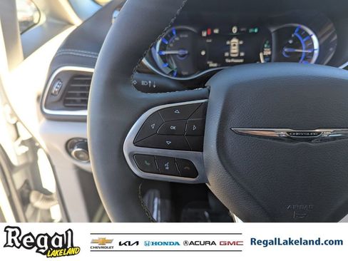 Used 2022 Chrysler Pacifica Limited image 26