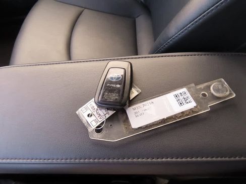 Used 2021 Toyota Prius XLE image 26