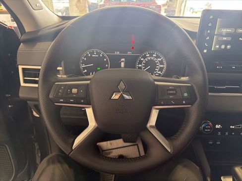 Used 2025 Mitsubishi Outlander SE image 7