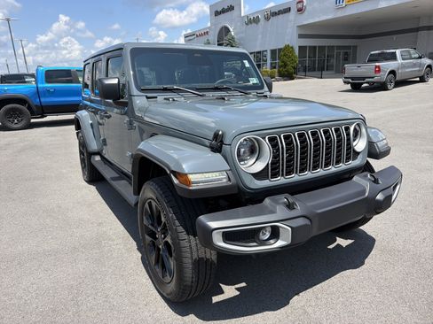 Used 2025 Jeep Wrangler Unlimited Sahara AWD/4WD image 3