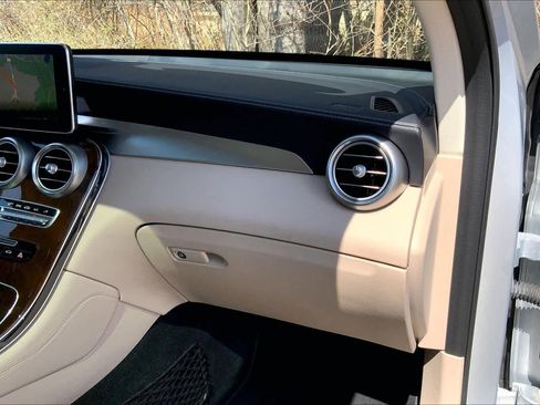 Used 2019 Mercedes-Benz GLC 300 4MATIC image 19