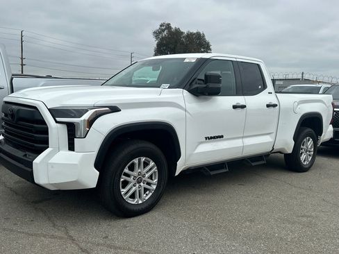 Used 2022 Toyota Tundra SR5 w/ SR5 Convenience Package AWD/4WD image 2