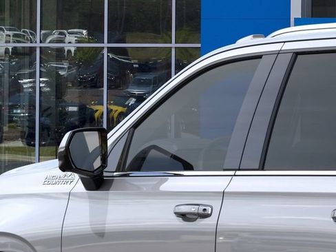 New 2026 Chevrolet Suburban High Country AWD/4WD image 12