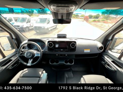 Used 2025 Mercedes-Benz Sprinter 2500 image 9