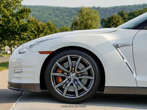 Used 2016 Nissan GT-R Premium AWD/4WD image 4