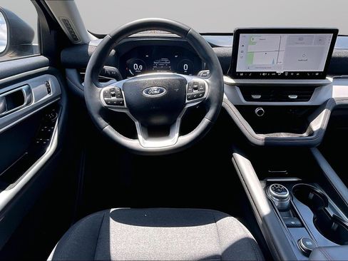 Used 2025 Ford Explorer Active AWD/4WD image 5