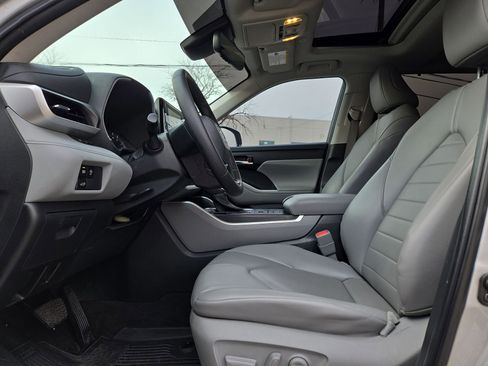 Used 2023 Toyota Highlander XLE image 16