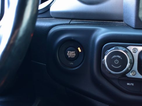 Used 2021 Jeep Wrangler Sport S image 31