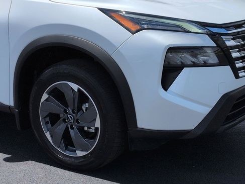 Used 2025 Nissan Rogue SV w/ SV Premium Package FWD image 9