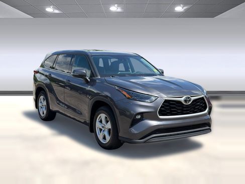Used 2022 Toyota Highlander LE FWD image 7