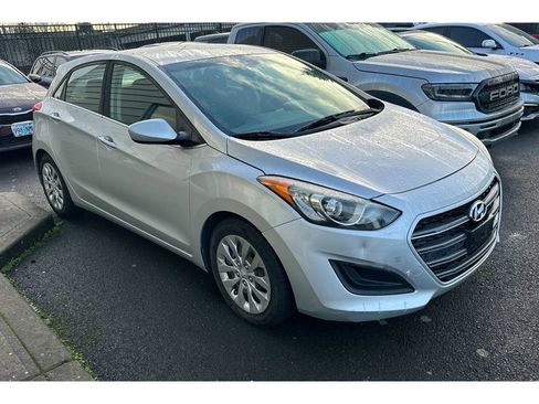 Used 2017 Hyundai Elantra GT image 2