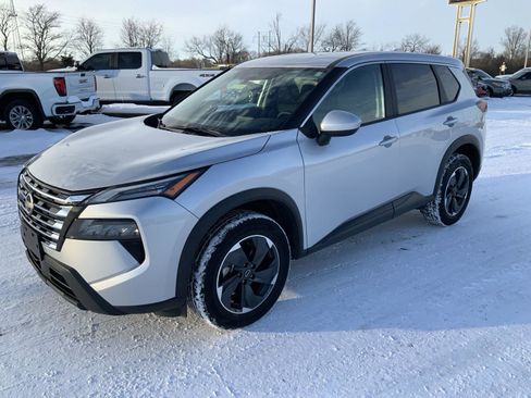 Used 2024 Nissan Rogue SV image 4