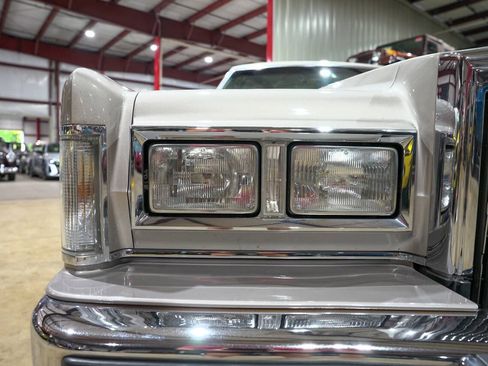 Used 1988 Lincoln Town Car Signature RWD image 31