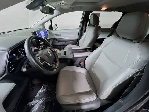 Certified 2025 Toyota Sienna XLE FWD image 18