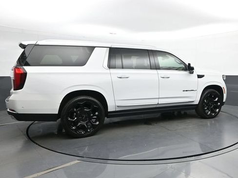 Used 2025 GMC Yukon XL Denali AWD/4WD image 8