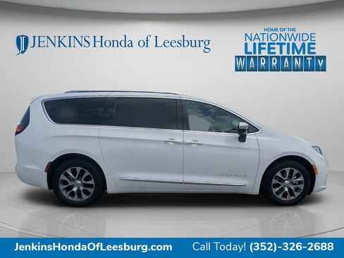 Used 2023 Chrysler Pacifica Pinnacle FWD image 2